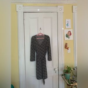 patterned black and white vintage dress, size large. tied waist